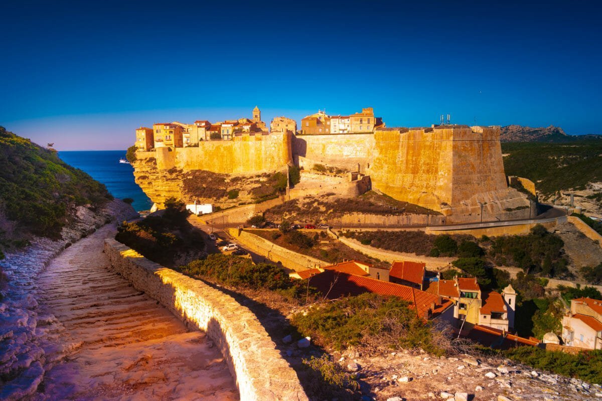 Bonifacio de nuit, une ville construite sur des falaises en Corse du Sud