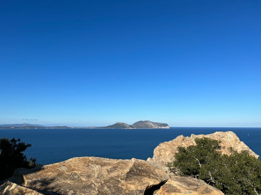Rocce di Capo Ceraso con vista su Capo Figari