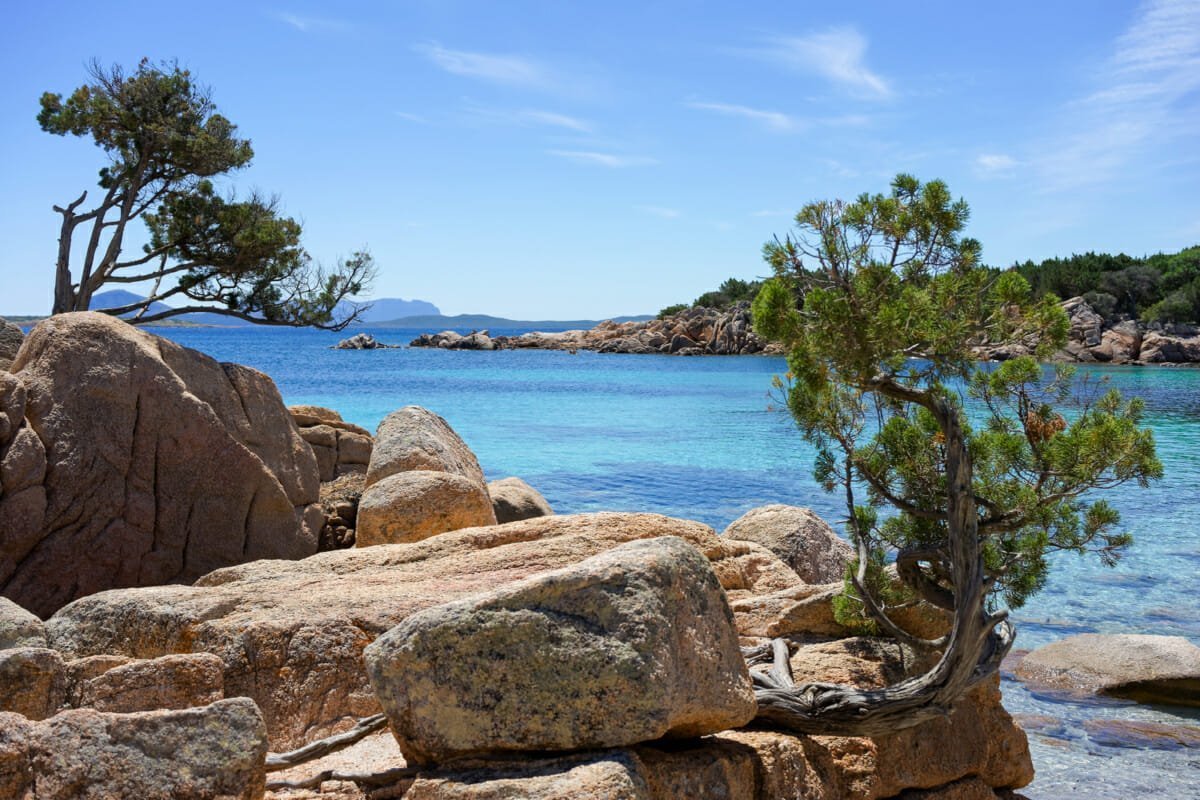 Costa Smeralda Spiaggia con Tavolara sullo sfondo