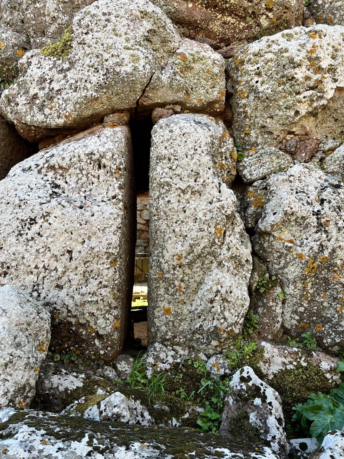 Nuraghe Arrubiu vista sugli interni